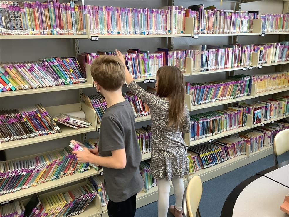 children choosing books